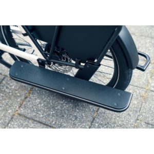 Velo electrique pour transport d'enfants et matériel - Riese and Müller Multicharger - boutique atelier appebike ajaccio en Corse - ebike market - blanc avec siege pour 2 enfants - siège arrière - Repose pieds